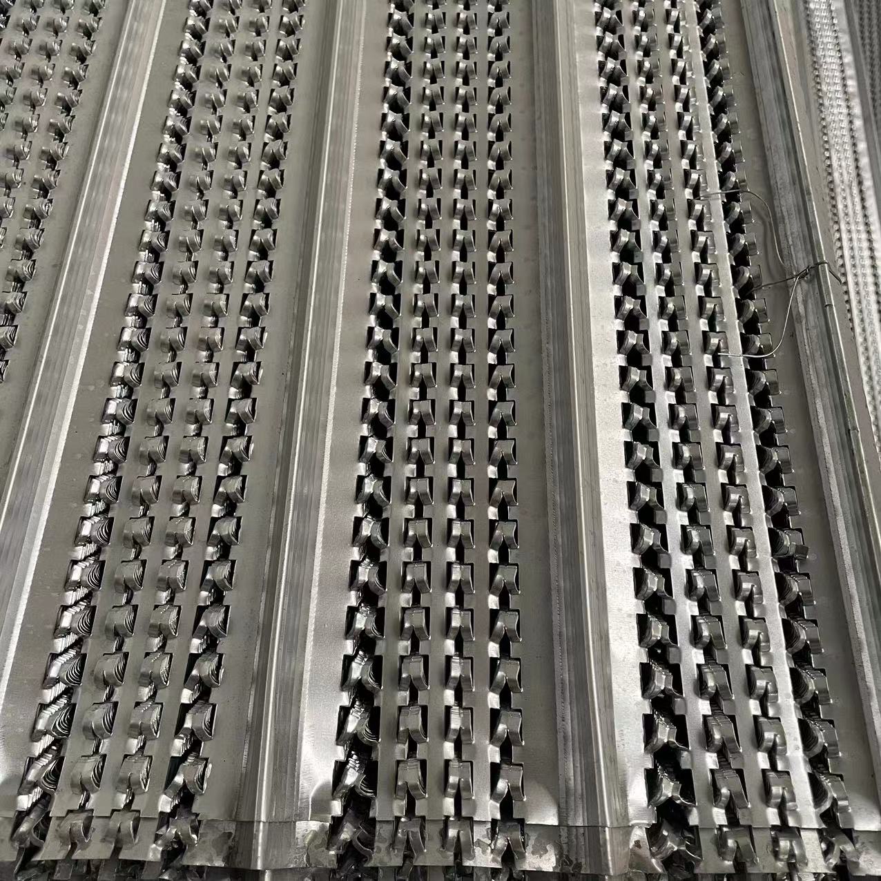 Closing net, no-disassembly formwork net, metal slat construction site post-pouring with slurry retaining net